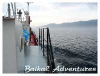 Es gibt viele verschiedene Wege die Schönheit des Baikalsees zu erkunden, aber einer der aufregensten ist sicher die Reise übers Wasser. 